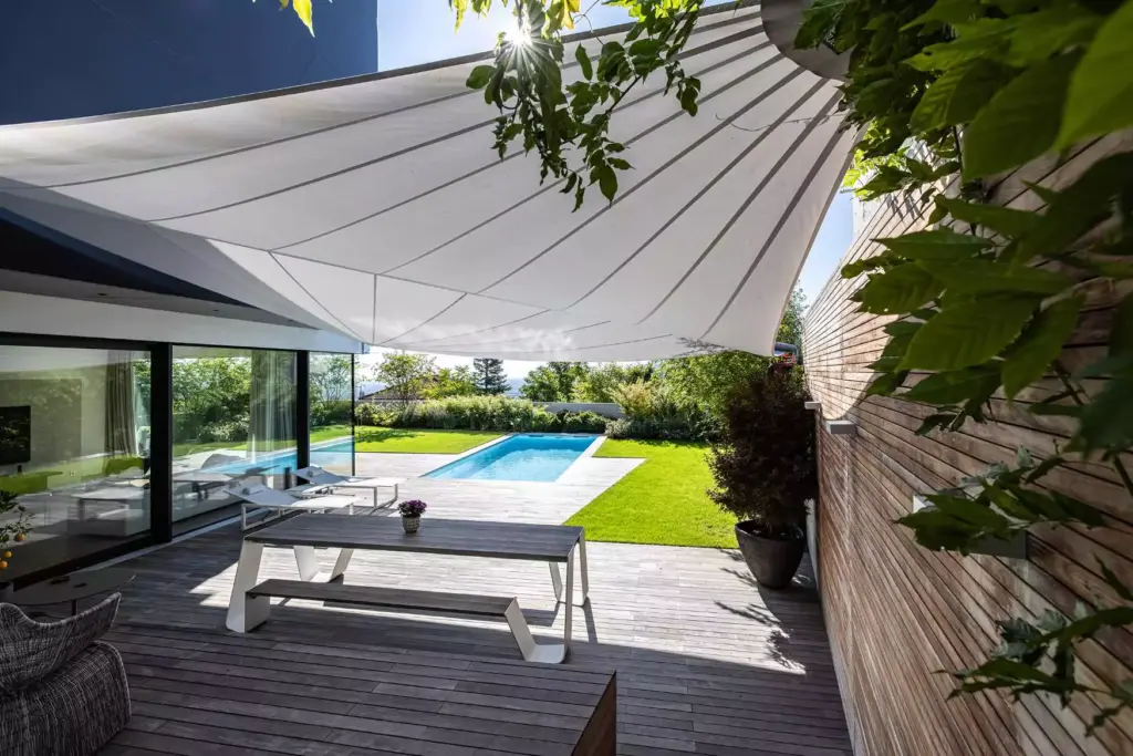 Sonnensegel Dreieck im Garten neben Pool
