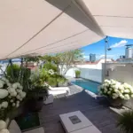 Ausgerolltes Sonnensegel auf Dachterrasse in Wien