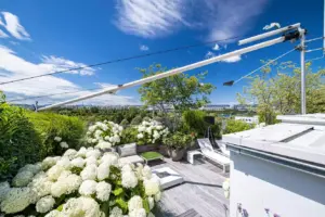 aufgerolltes Sonnensegel Aufbau auf Terrasse in Wien