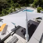 Dreieckiges Sonnsegel im Garten mit Pool