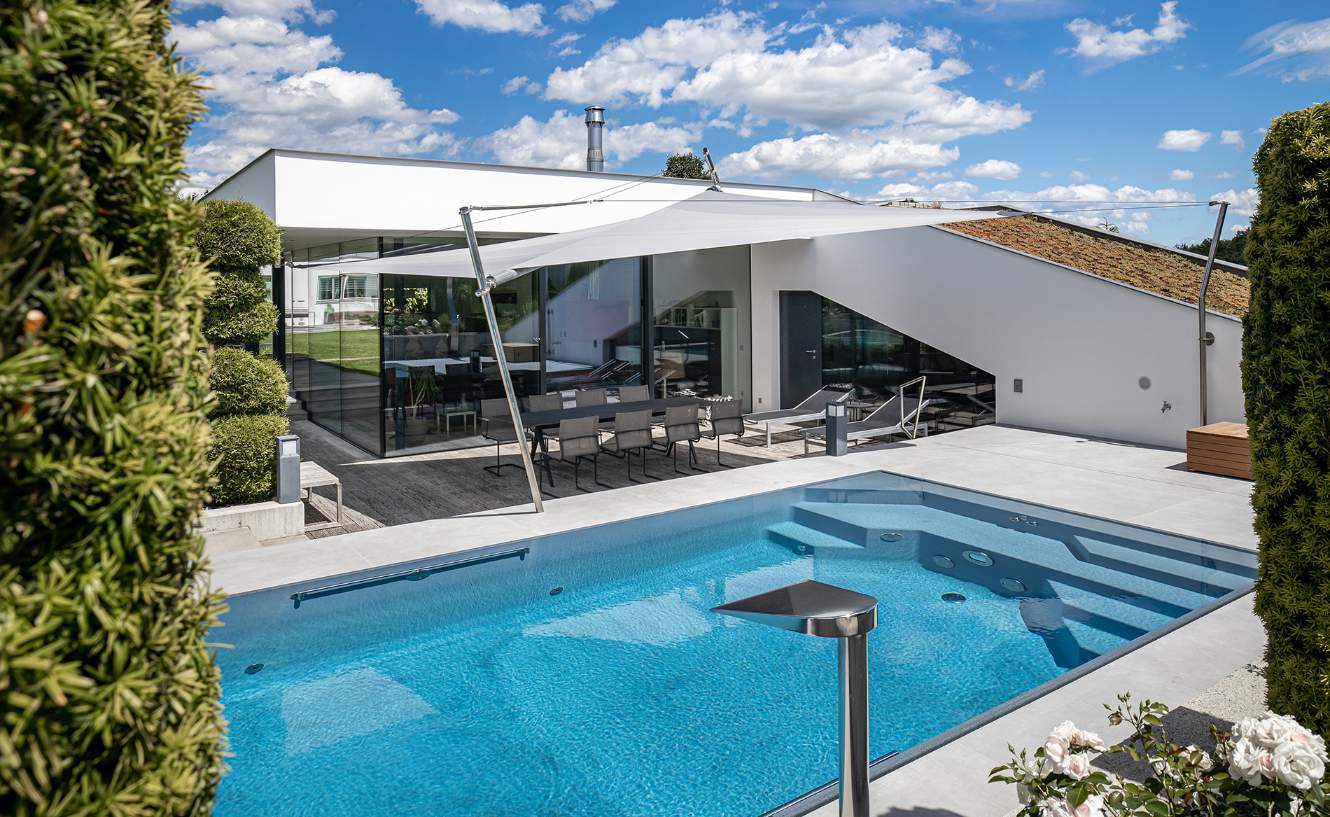 Sonnensegel neben Pool