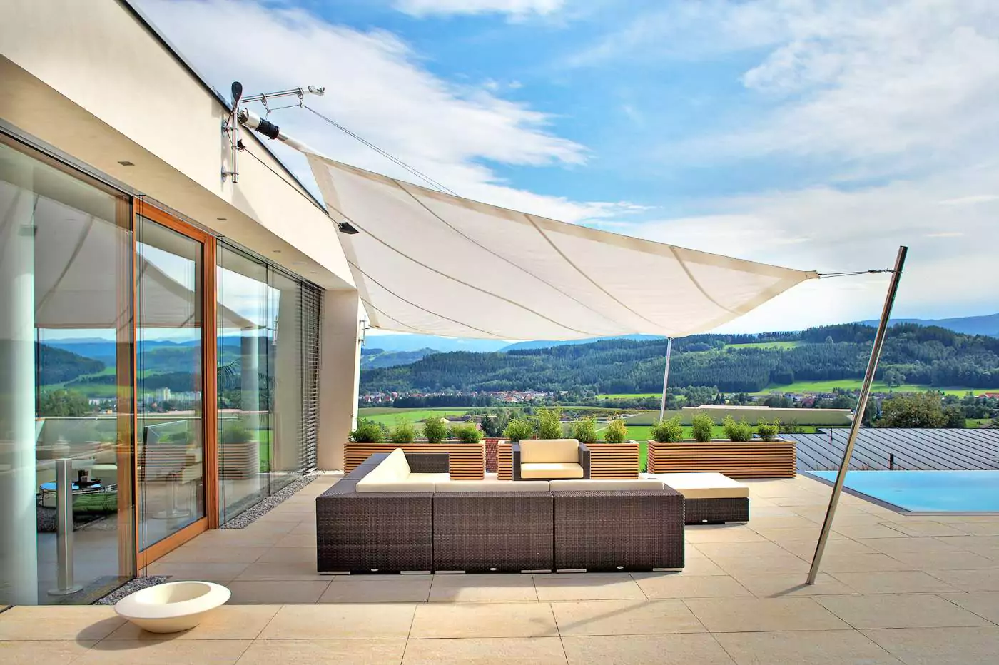 Sonnensegel Dreieck über Sitzgelegenheit auf Terrasse