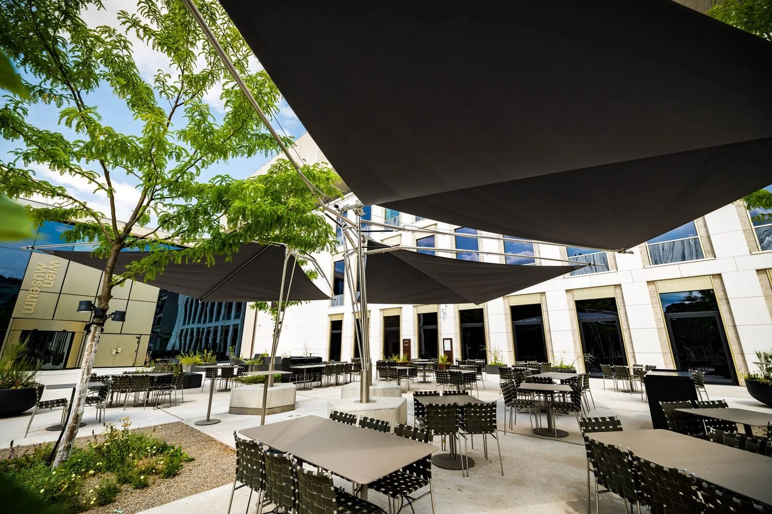 Sonnensegel Trude und Töchter Museum Wien von unten