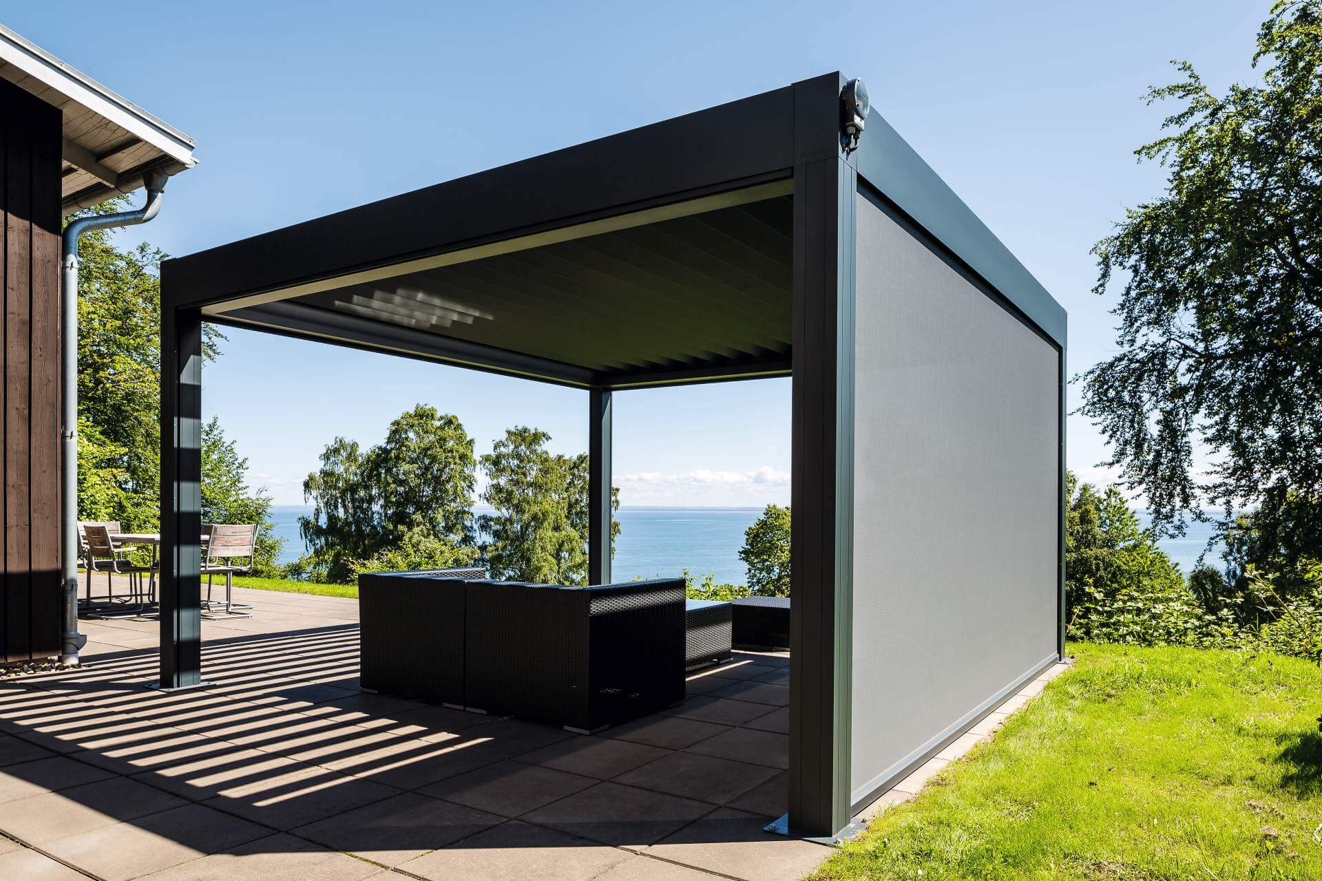 Freiständiges Lamellendach im Garten