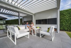 Pergola mit Lamellendach im Garten