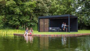 Lamellendach neben einem Fluss