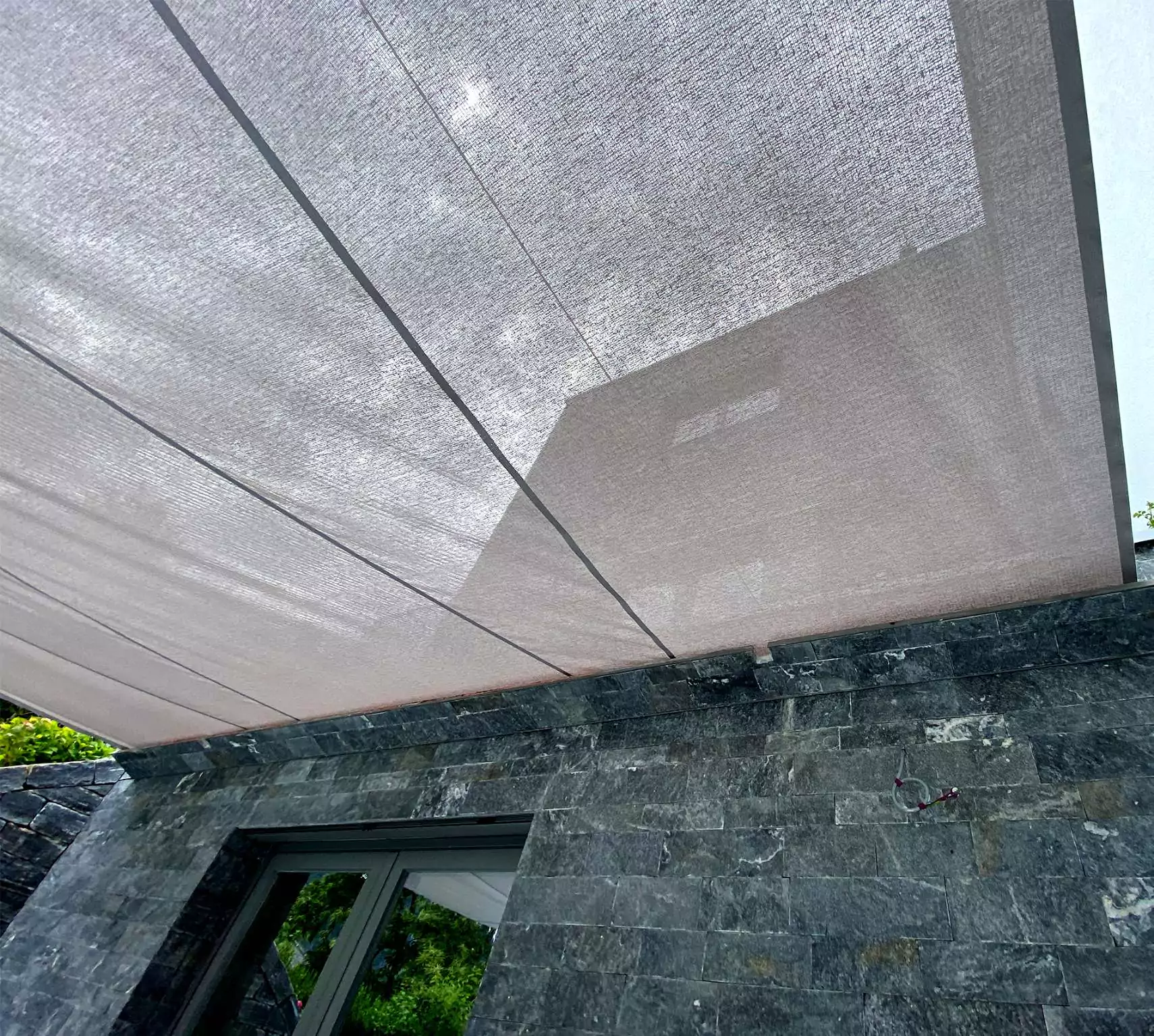 rechteckiges Sonnensegel an Haus