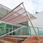 rechteckiges Sonnensegel über Outdoor Stiege