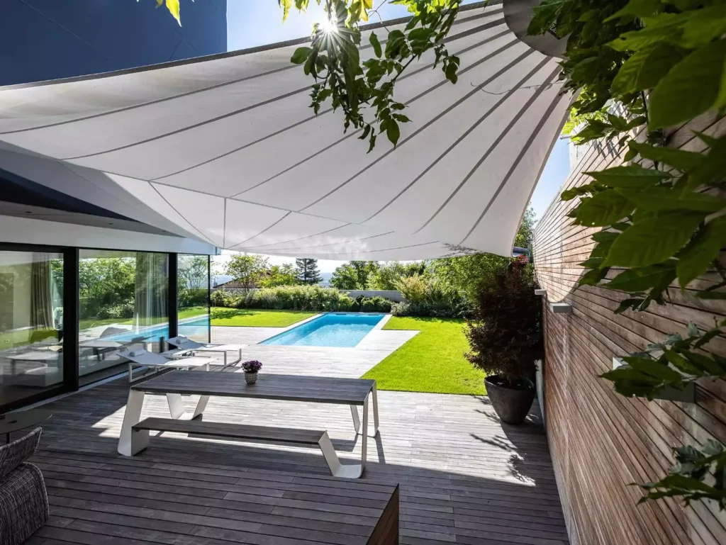 Sonnensegel Dreieck im Garten neben Pool