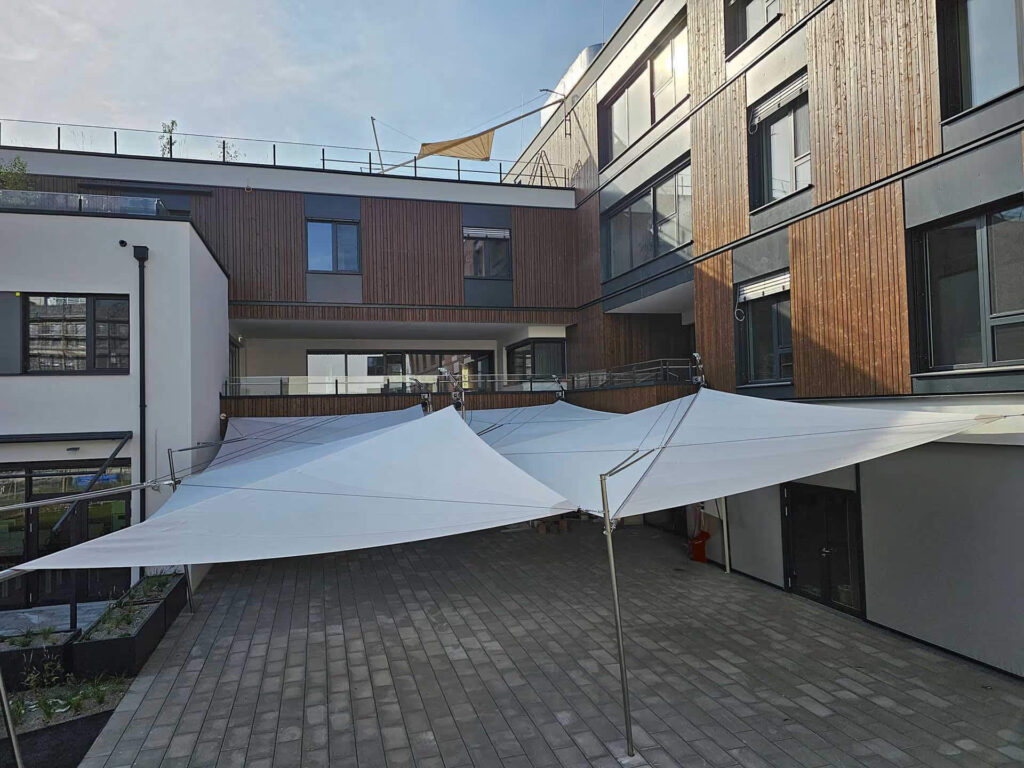 Dreieckiges Sonnensegel Pflegezentrum Wien